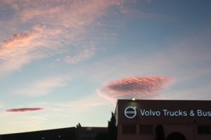 Cartel luminoso de la empresa Volvo en el poligono industrial de pPicassent