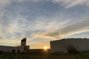 Solar vacio con el amanecer al fondo en el Poligono Industrial de Picassent